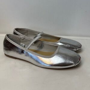 New! AMERICAN EAGLE - silver ballet/Mary Jane flat. 
Size: 9